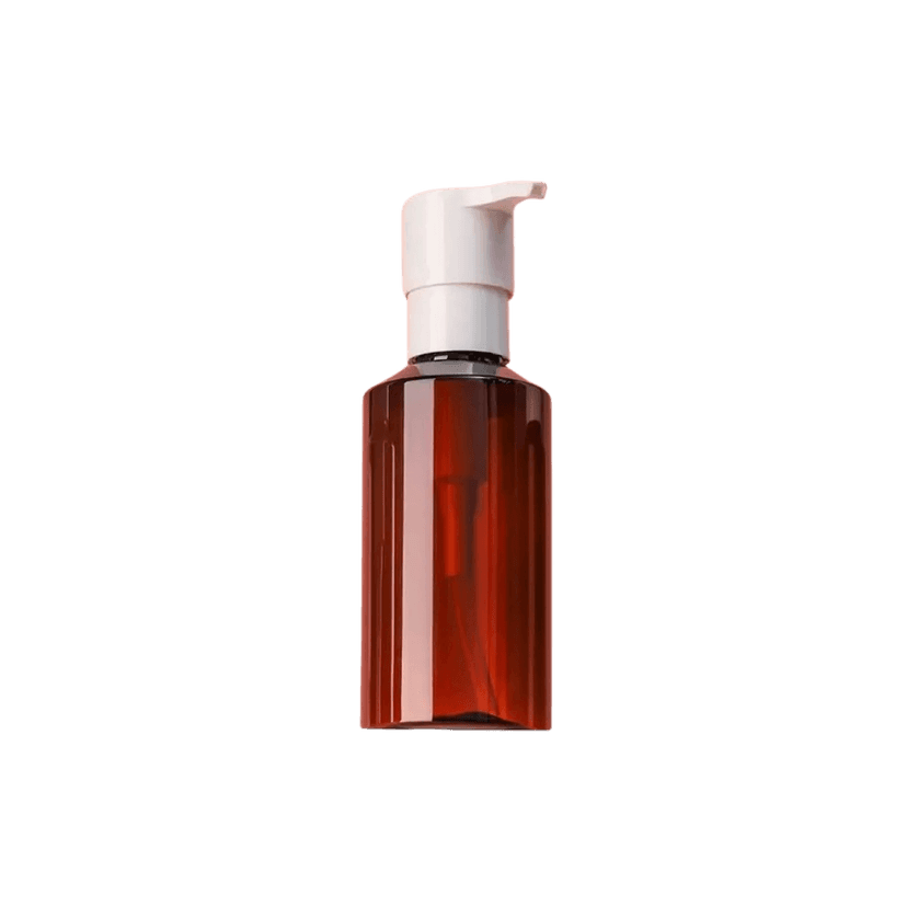 ขวดปั๊มพลาสติกทรงสี่เหลี่ยมมุมโค้ง สีชาใส (amber) พร้อมหัวปั๊มสีขาว ทรงสูงเรียบ ผนังขวดโปร่งแสงเห็นของเหลวด้านใน เหมาะสำหรับสบู่เหลวหรือโลชั่น