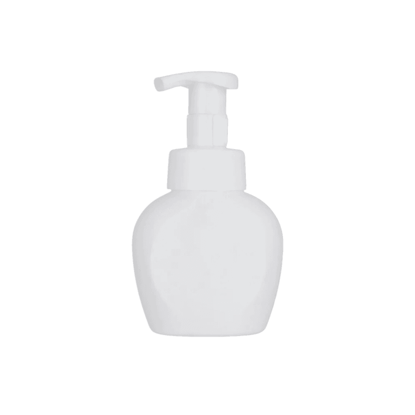 ขวดปั๊มพลาสติกสีขาวทรงกลมป้อม ฐานกว้าง ตัวขวดโค้งมน พร้อมหัวปั๊มสีขาว ดีไซน์เรียบ สะอาด เหมาะสำหรับครีมบำรุงหรือสบู่ล้างมือ