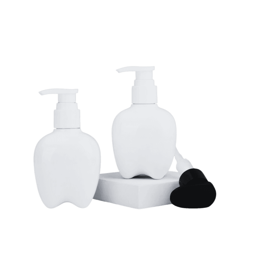 ขวดปั๊มพลาสติกสีขาวทรงแอปเปิ้ล 2 ขวด พร้อมหัวปั๊มสีดำวางด้านข้าง รูปทรงมนโค้งจับถนัดมือ เหมาะสำหรับเซรั่มหรือโลชั่น