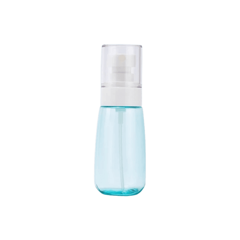 ขวดสเปรย์พลาสติกใสทรงกระบอกฐานมน สีฟ้าอ่อนกึ่งโปร่งแสง พร้อมหัวสเปรย์สีขาวและฝาครอบใส ท่อดูดของเหลวมองเห็นภายใน เหมาะสำหรับสกินแคร์