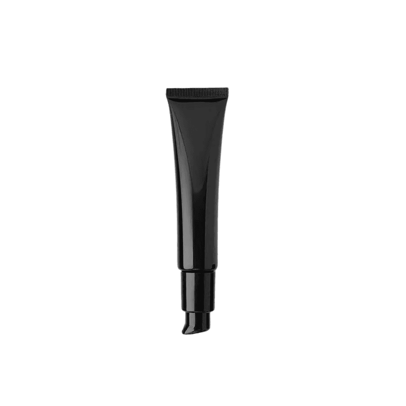 หลอดผลิตภัณฑ์สกินแคร์สีดำเงา ทรงเรียวยาว พร้อมหัวกดแบบปั๊มสีดำ (Pump Tube) บนพื้นหลังสีขาวสะอาด
