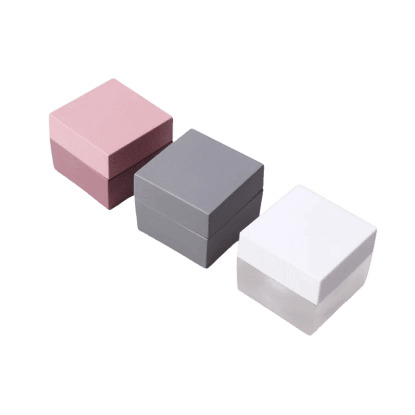 กระปุกพลาสติกทรงสี่เหลี่ยม สีชมพู เทา และขาว พร้อมฝาปิด