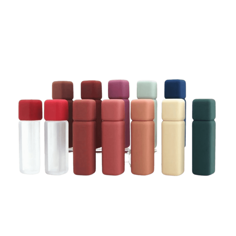 ขวดลิปกลอสเปล่าหลายสี หลายโทน จัดเรียงเป็นแถว สำหรับเลือกสีแพ็กเกจแบรนด์เครื่องสำอางค์