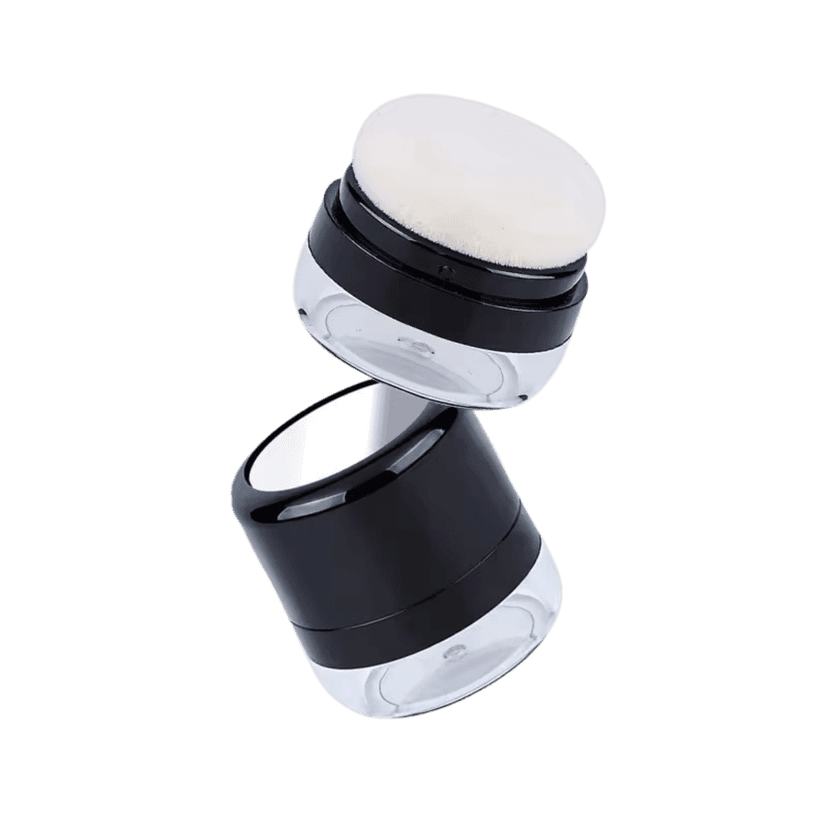 กระปุกเครื่องสำอางทรงกระบอกเตี้ย สีดำ ฐานใส ออกแบบพร้อมหัวฟองน้ำกลมเนื้อนุ่มสำหรับกดและเกลี่ยเนื้อผลิตภัณฑ์ ตัวกระปุกแยกชิ้นได้ ช่วยควบคุมปริมาณการใช้งาน เหมาะกับรองพื้น คุชชั่น