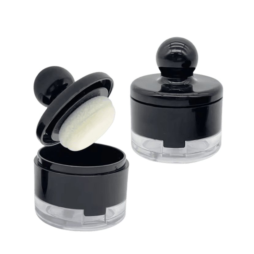 ตลับแป้งทรงกลมสีดำเงา ฐานใส มาพร้อมหัวฟองน้ำทรงกลมสำหรับแตะผลิตภัณฑ์ และฝาปิดทรงลูกบอลด้านบน เหมาะสำหรับรองพื้น คุชชั่น ครีม