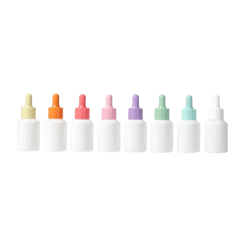 ขวดดรอปเปอร์พลาสติกสีขาวขนาดเล็ก พร้อมฝาสีพาสเทลหลายสี เรียงเป็นแถวบนพื้นหลังสีขาว