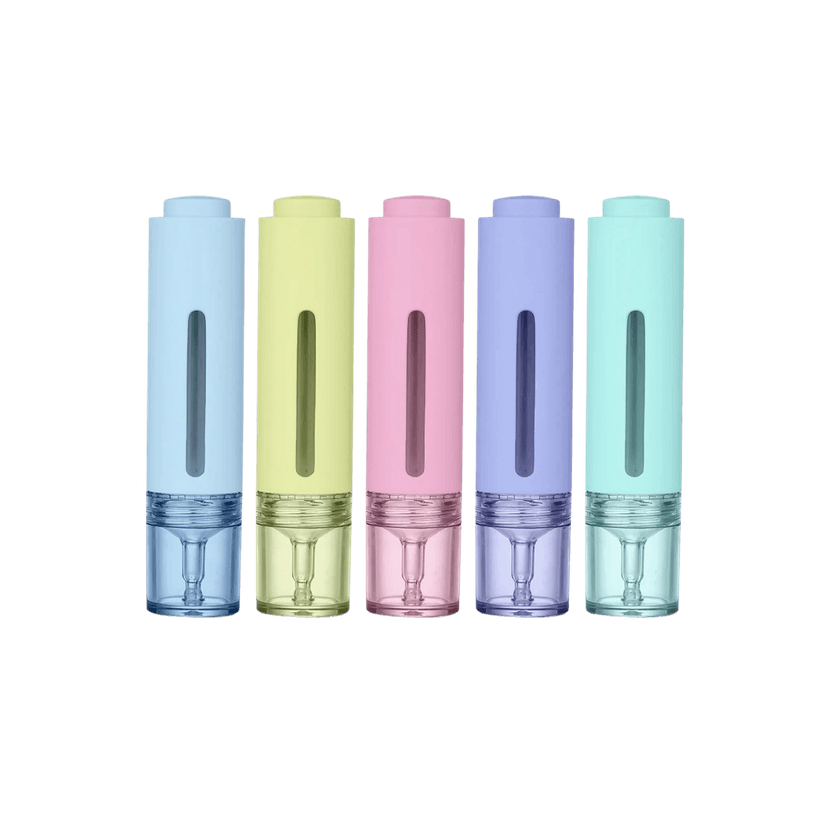 ขวดเซรั่มทรงกระบอก สีพาสเทล 5 สี เรียงกันบนพื้นหลังสีขาว มีช่องแสดงระดับของเหลว