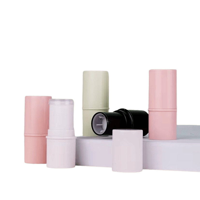 แท่งลิปสติกทรงกระบอก (cylindrical stick packaging) หลายสีพาสเทล ตัวแท่งแยกเป็นสองส่วน ฝาครอบทรงกระบอกผิวเรียบ ระบบหมุนดันจากด้านล่าง เหมาะสำหรับบาล์ม ครีมแท่ง และสกินแคร์แบบสติ๊ก
