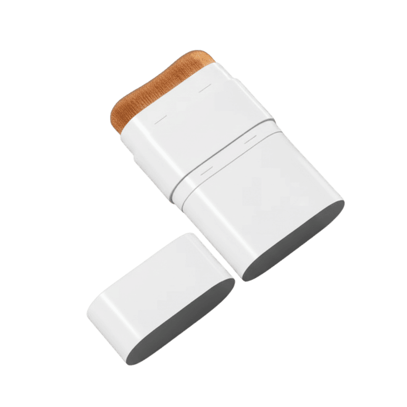 แท่งสติ๊กสีขาวทรงสี่เหลี่ยมมน (rounded rectangular stick) ด้านบนเป็นหัวแปรง พร้อมฝาครอบ แพ็กเกจจิ้งสำหรับรองพื้น คุชชั่น และผลิตภัณฑ์เมคอัพ