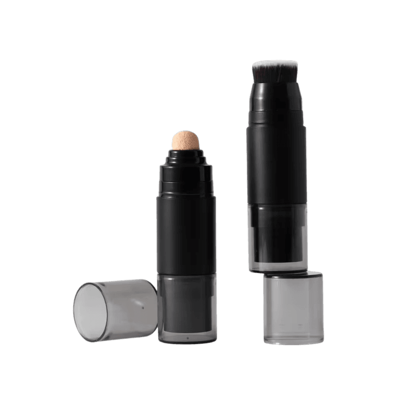แท่งสติ๊กสีดำทรงกระบอกเรียว (slim cylindrical tube) ด้านหนึ่งเป็นหัวฟองน้ำคุชชั่น อีกด้านเป็นหัวแปรงแต่งหน้า พร้อมฝาครอบใส แพ็กเกจจิ้งแบบ 2-in-1 สำหรับรองพื้นและสกินแคร์